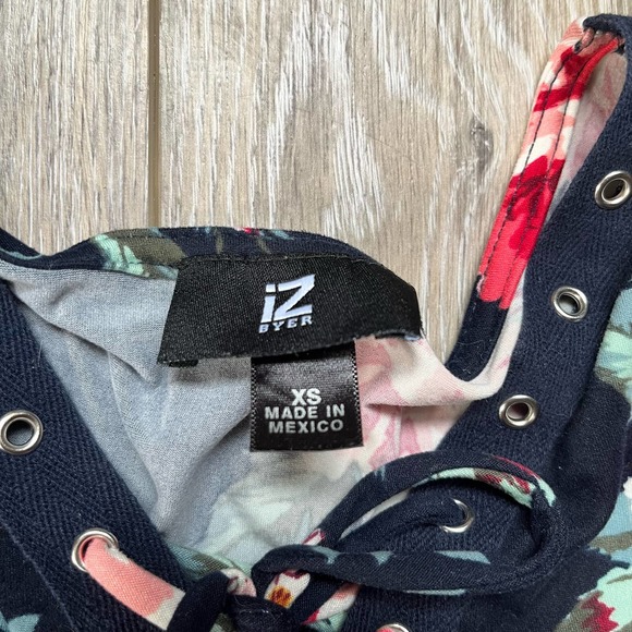 IZ Byer XS Shirt Cut-Out Shoulder Floral Shirt - Picture 3 of 5